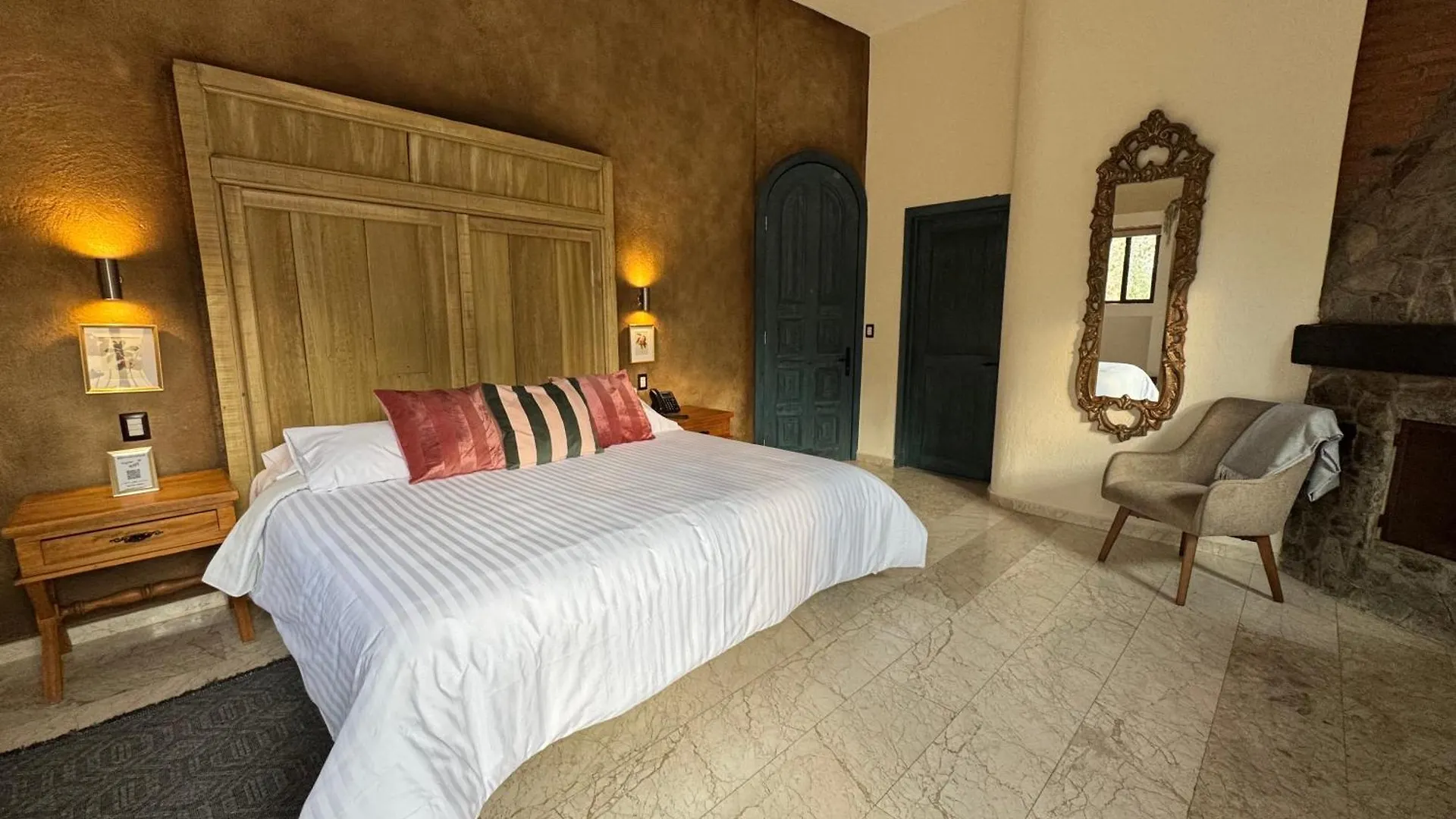 Porta Paradiso Valquirico, Albergo Boutique Santeagueda 0*,  México